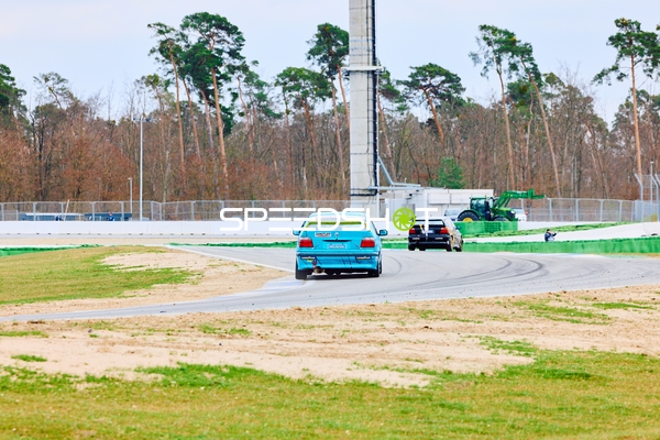 Rennautos in Aktion auf der Hockenheimring-Kurve
