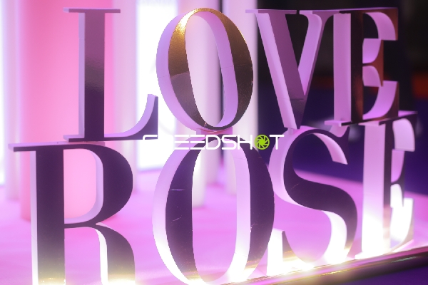 LOVE ROSE Schriftzug im Winter Varieté