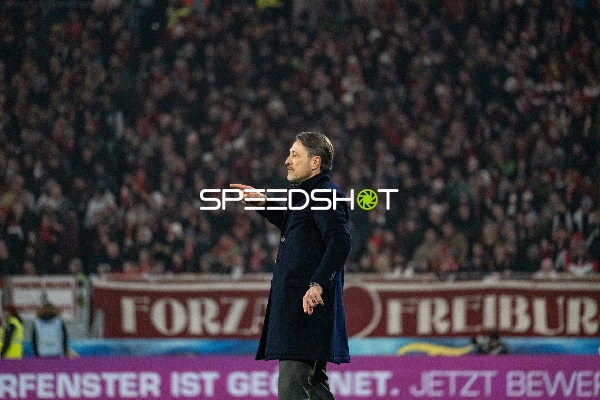 Trainer gibt Anweisungen