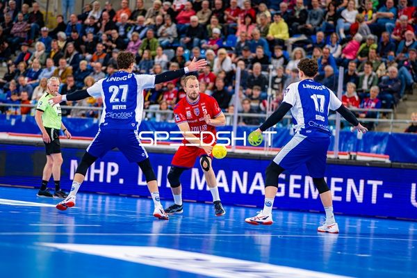 Julius Kühn (5, SG BBM Bietigheim) mit Ball