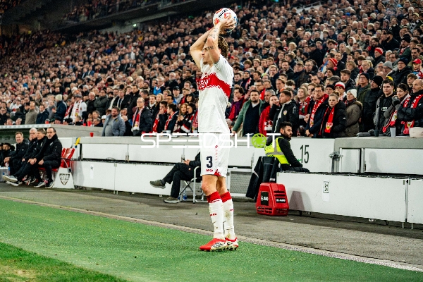Einwurf von Ramon Hendriks (3; VfB Stuttgart)