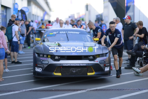 Rennfahrzeug in der Boxengasse