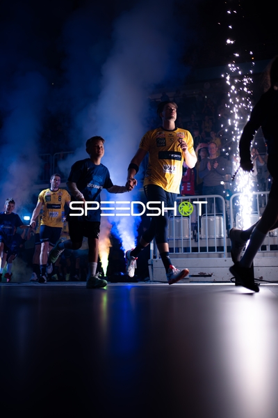 Einlauf von Robert Timmermeister (7; Rhein Neckar Löwen) und Tim Nothdurft (8; Rhein Neckar Löwen)