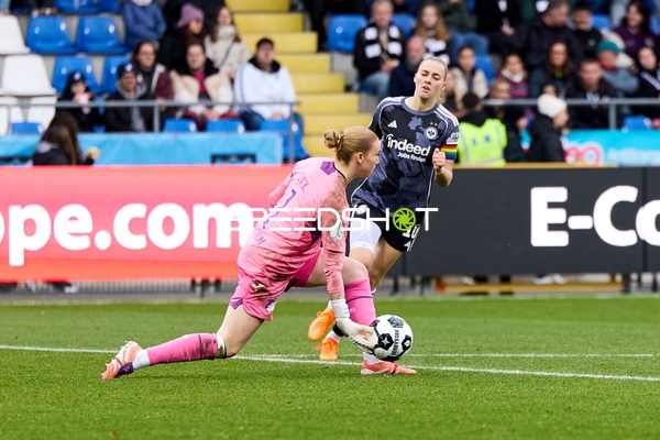 Torwart pariert Angriff