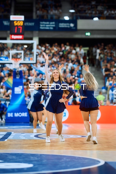 Cheerleader tanzen auf Court