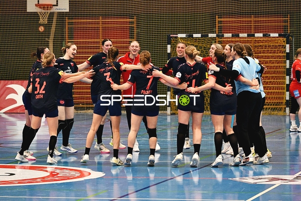 Freudiger Huddle der Kurpfalz Bären