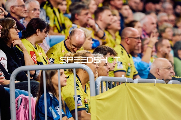 Zuschauer auf der Tribüne