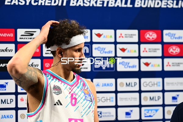 Michael Kessens (6; Telekom Baskets Bonn) bei Interview