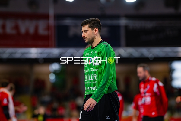 Torwart Filip Baranasic (12; SG BBM Bietigheim) am Spielfeldrand