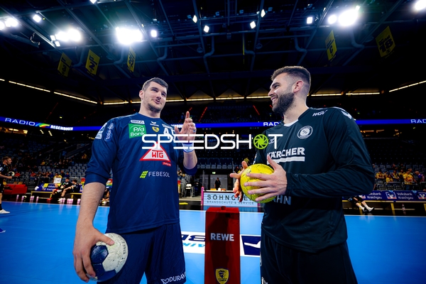 Spieler im Gespräch mit Ball