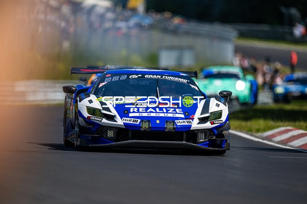 Rennfahrzeug auf der Rennstrecke