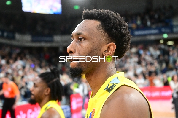 Dakarai Tucker (7; EWE Baskets Oldenburg) in Aktion