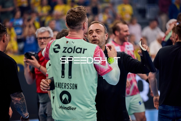 Spieler und Trainer begrüßen sich