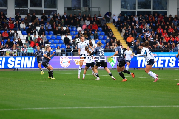 Zweikampf um Kopfball