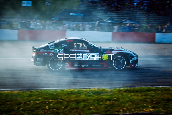 Rennfahrzeug auf der Rennstrecke