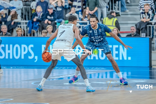 Osun Osunniyi (12; MLP Academics Heidelberg) verteidigt gegen David NGuessan (1; Basketball Löwen Braunschweig) mit Ball