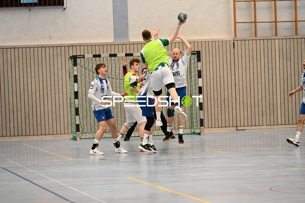 Sprungwurf im Handballspiel zwischen TV Edingen und TV Friedrichsfeld