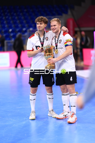 Marcin NYCKOWIAK (10; Österreich) mit Pokal