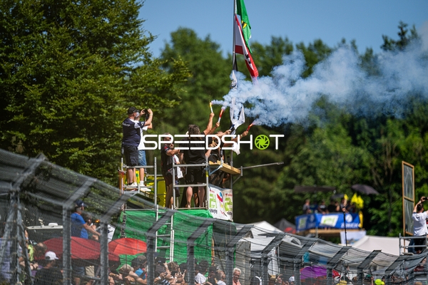 Fans feiern an der Rennstrecke