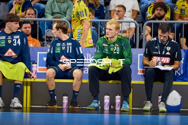 Spieler auf der Bank diskutieren