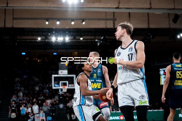 Spielaktion mit Ross Williams (34; Veolia Towers Hamburg) und Seth Hinrichs (21; EWE Baskets Oldenburg)