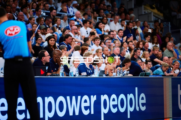 Offizielle und Zuschauer am Rand