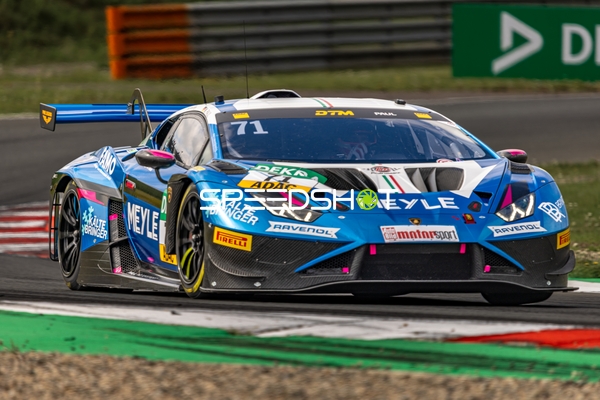 Rennfahrzeug auf der Rennstrecke