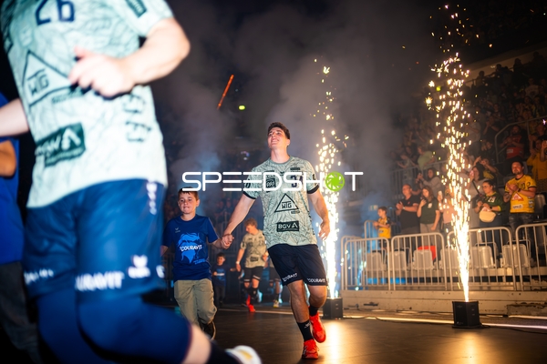 Spieler feiert vor jubelnden Fans