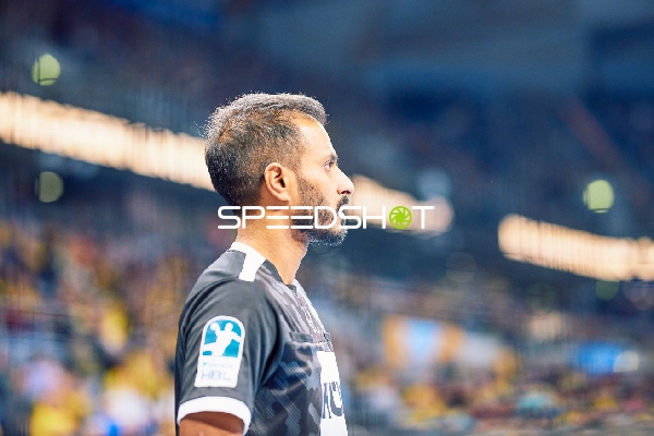 Ein Spieler von SC Magdeburg beobachtet aufmerksam das Spielgeschehen.