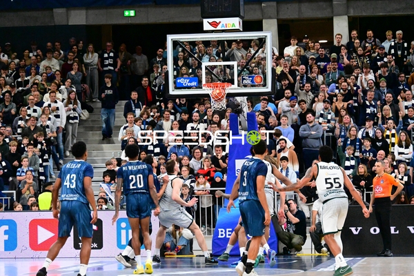 Spielszene mit Ball im Korb