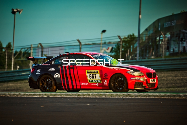 Fahrzeug #667 auf der Rennstrecke