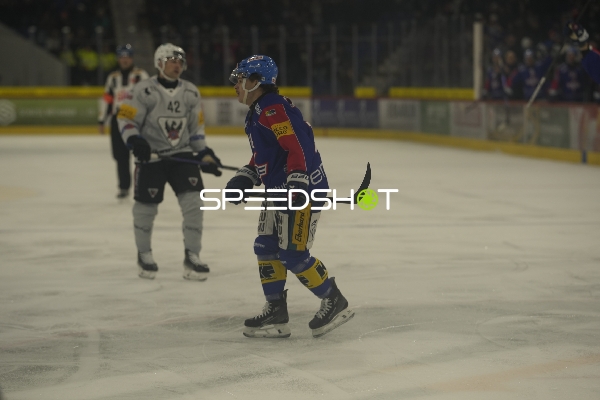 42; EHC Kloten und Kyle Rau (42; Fribourg-Gotteron) auf dem Eis