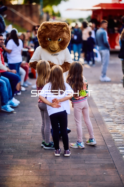 Maskottchen mit Kindern