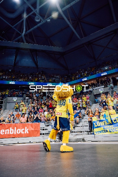 Das Maskottchen der Rhein Neckar Löwen interagiert mit den Fans in der Halle.