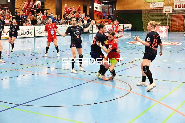 Blockaktion im Handballspiel zwischen Kurpfalz Bären und Mainz 05