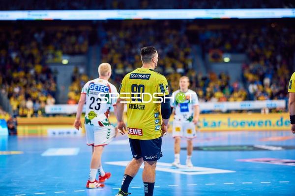 Spieler beider Teams stehen auf dem Spielfeld bereit.