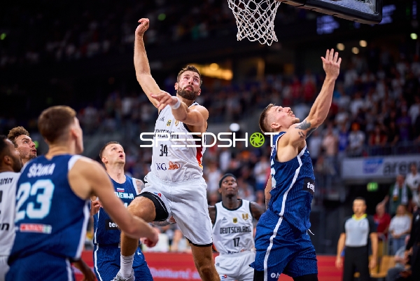 Leon Kratzer (34; Deutschland) gegen Alen Omić (24; Slowenien) am Korb