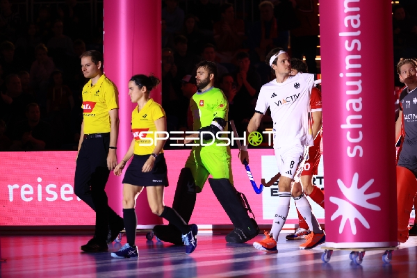 Spieler betreten Spielfeld