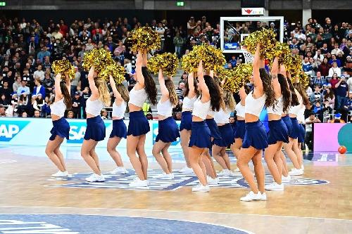 Cheerleader-Performance in der Halle