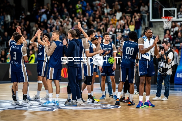 Spieler von MLP Academics Heidelberg klatschen sich ab