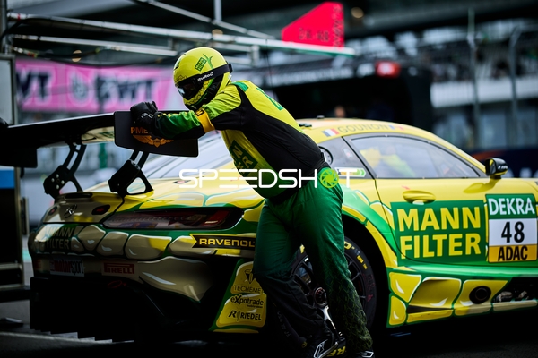 Rennfahrzeug in der Boxengasse