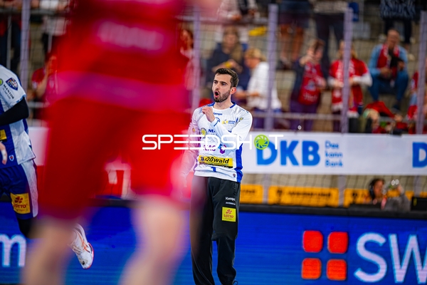 Torwart in weißem Trikot gestikuliert