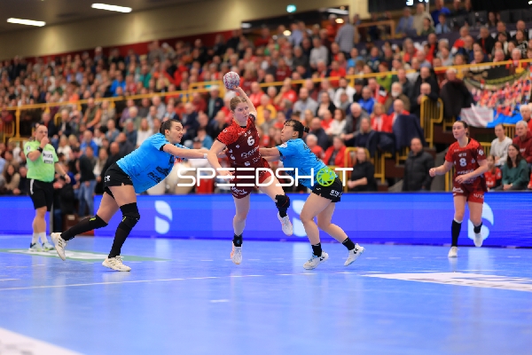 Szene mit Nina Engel (6; HSG Bensheim/Auerbach) und Lena Sophia Degenhardt (8; HSG Bensheim/Auerbach)