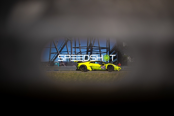 Rennfahrzeug auf der Rennstrecke