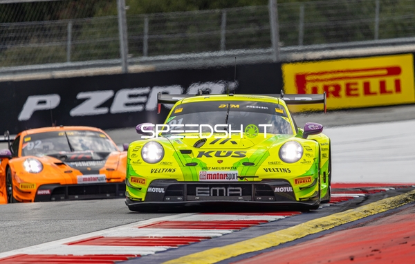 Rennfahrzeuge auf der Rennstrecke