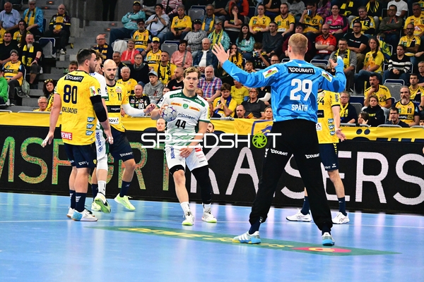 Blaer Hinriksson (44; SC DHfK Leipzig) hält den Ball