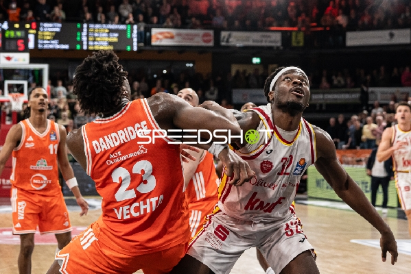 Zweikampf zwischen Malcolm Dandridge (23; Rasta Vechta) und Charles Thompson (32; Würzburg Baskets)