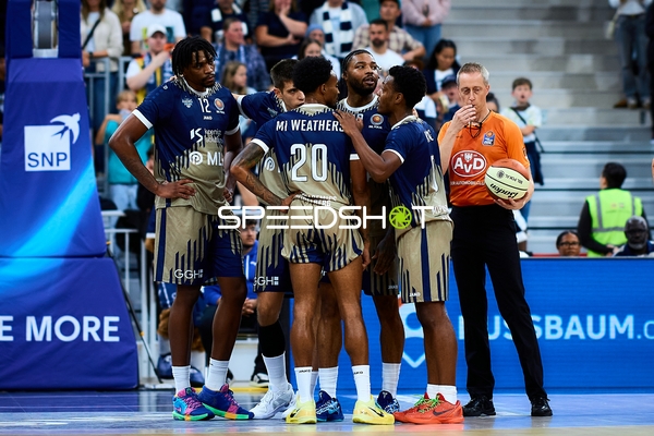 Spielszene mit DJ Horne (0; MLP Academics Heidelberg) und Teamkollegen