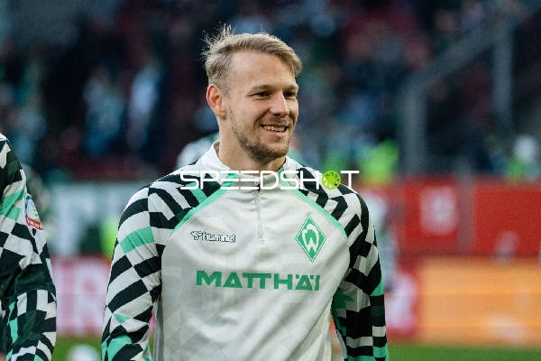 Spieler in Aufwärmjacke