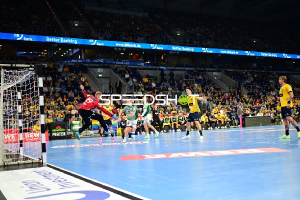 Torwart Lasse Ludwig (1; Füchse Berlin) im Sprung vor David Späth (29; Rhein Neckar Löwen) und Robert Timmermeister (7; Rhein Neckar Löwen)